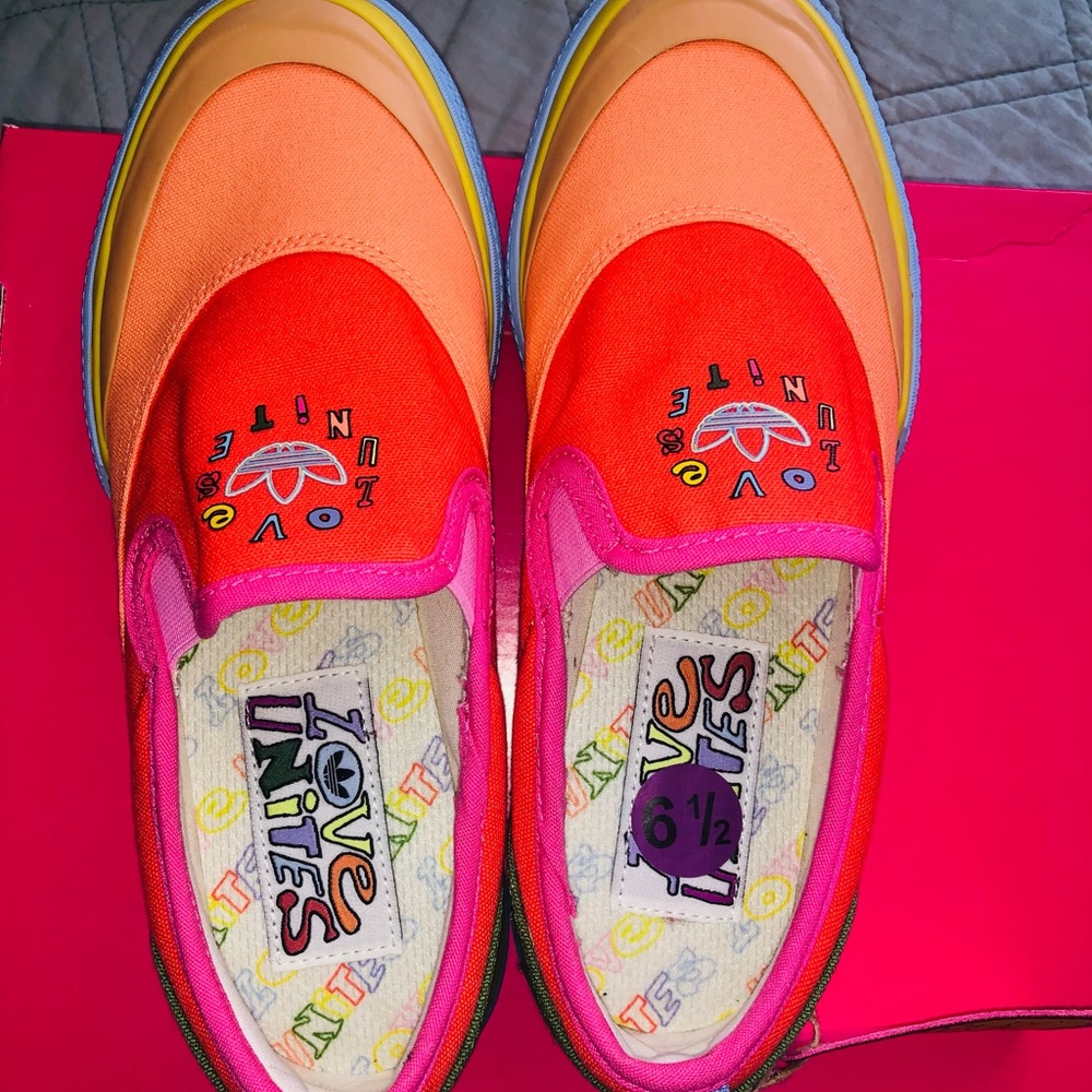 Adidas Love unites shoes - Picture 5 of 8